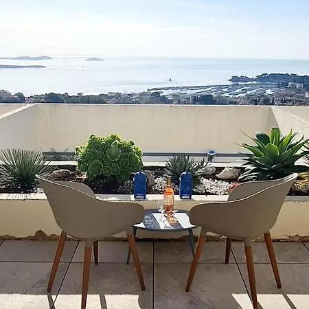 Vue Panoramique - Grande Terrasse Et Piscine *